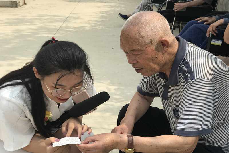 07和爷爷讨论诗歌 (3).JPG