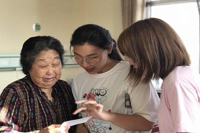 09实践队员给老人送照片和礼物 (5).JPG